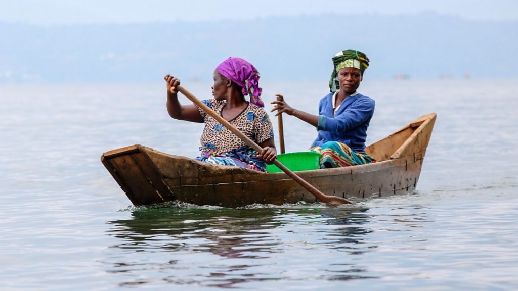 While Rwanda is famous for its national parks and mountain gorillas, Lake Kivu offers another special travel experience. The islands of the lake provide peaceful landscapes, authentic culture, and unique activities that many travelers have not yet discovered.