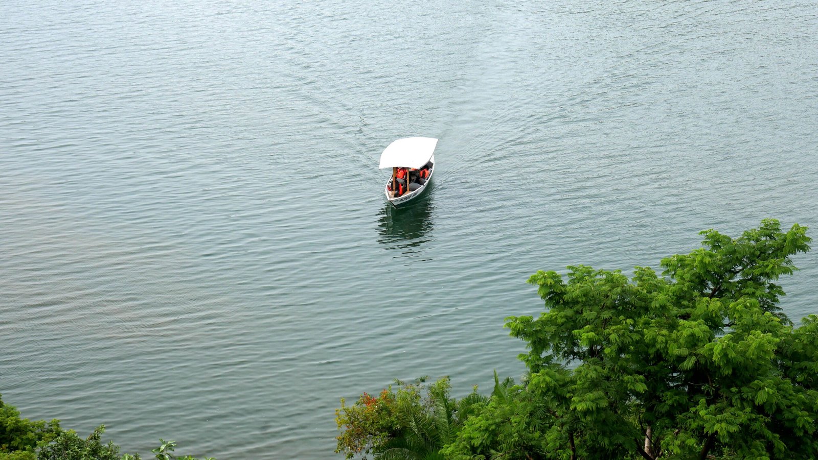 Discover the best things to do in Lake Kivu, Rwanda including boat tours, kayaking, Congo Nile Trail hiking, Nyungwe National Park adventures, birdwatching, cultural experiences, island tours, beaches, and night fishing.