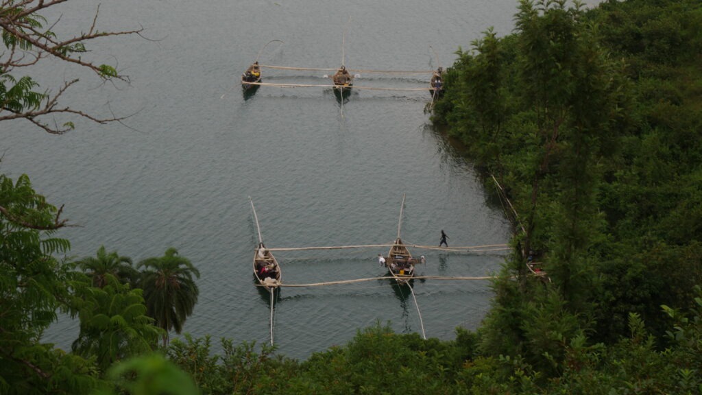 Discover the best things to do at Lake Kivu, Rwanda. Explore boat tours, islands, night fishing, kayaking, coffee tours, the Congo Nile Trail, Volcanoes National Park, and Nyungwe National Park in this complete travel guide.